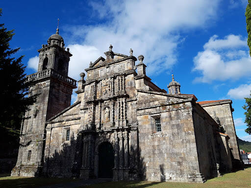 centro modle Igrexa De Santa María A Real De Entrimo